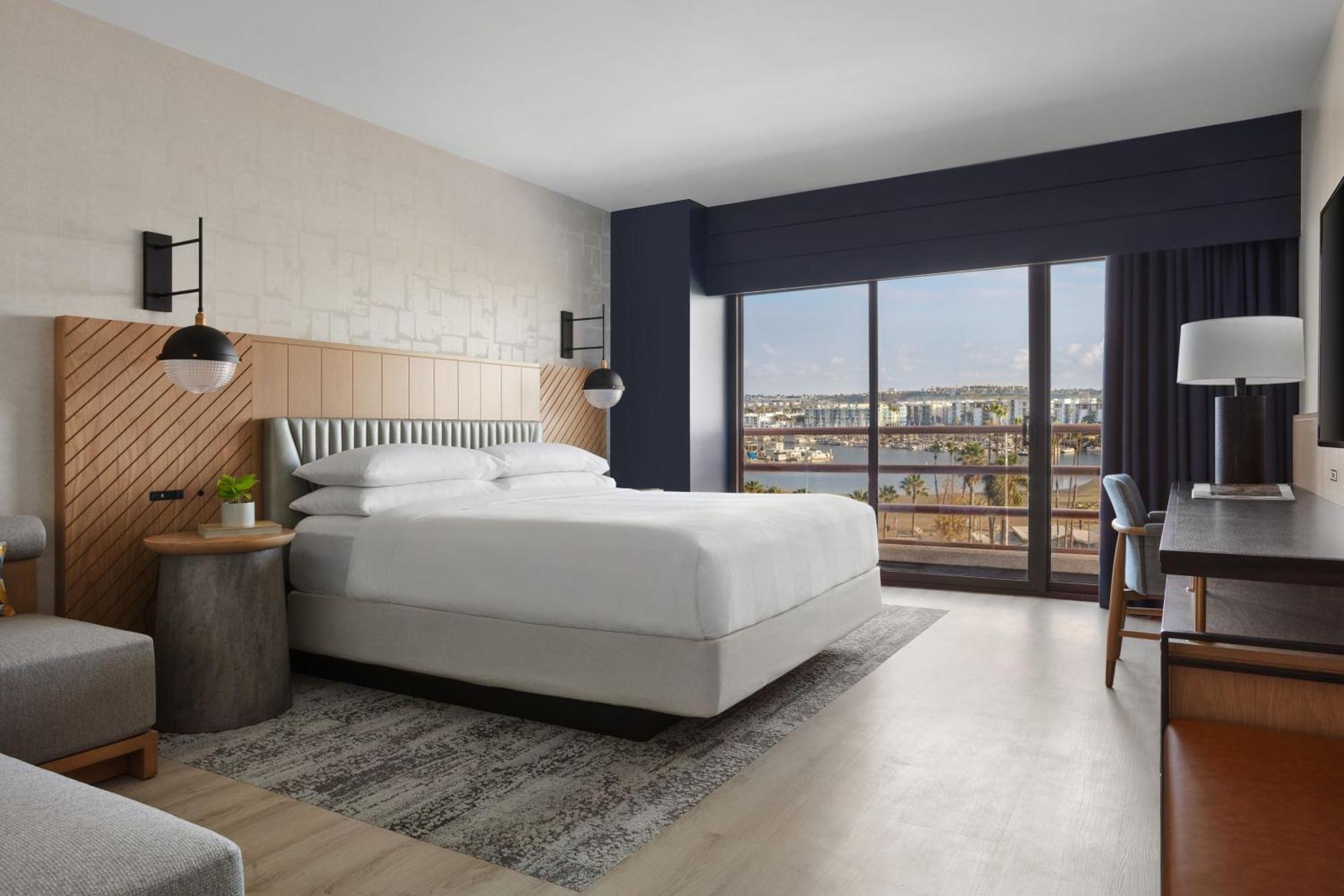 Habitación Doble con cama grande y vistas al puerto deportivo